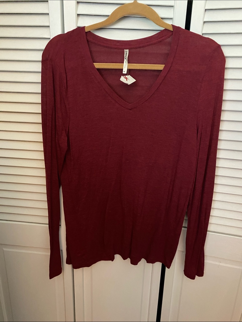 Tresics Lightweight V-Neck Long-Sleeve Top in Wine